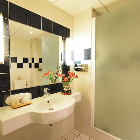 Kyriad Prestige Bordeaux Aeroport Отель Мериньяк