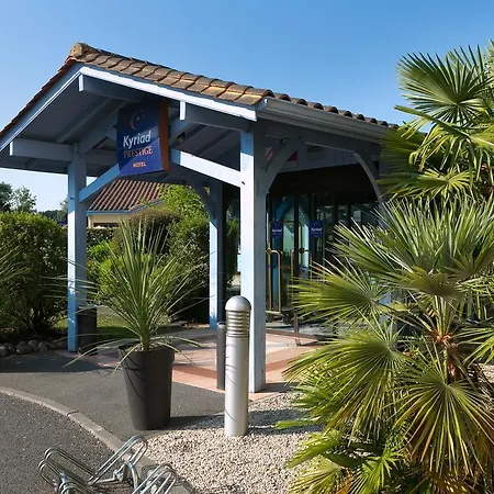 Отель Kyriad Prestige Bordeaux Aeroport 4*