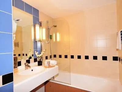 Отель Kyriad Prestige Bordeaux Aeroport 4*